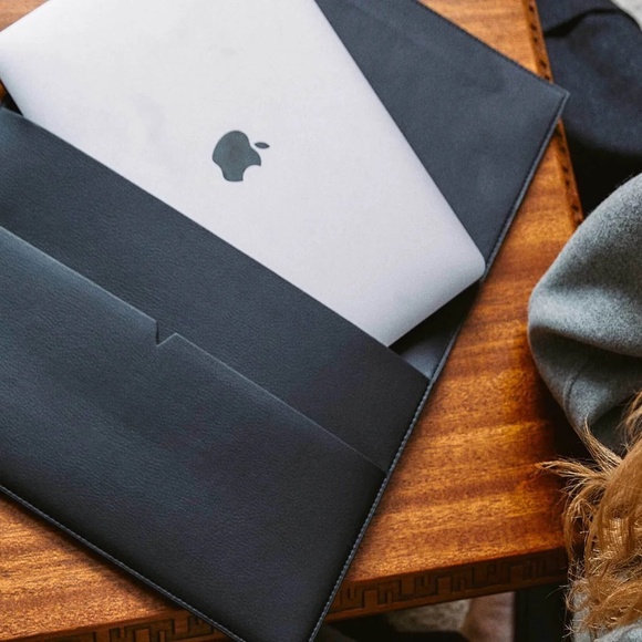 NWT The MacBook Portfolio 16-inch - Von Holzhausen - Picture 2 of 6